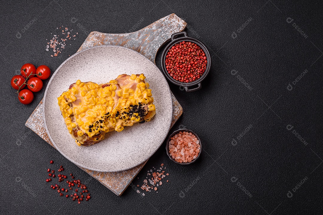 A imagem mostra um sanduíche de milho e queijo grelhado