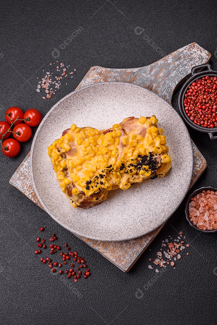 A imagem mostra um sanduíche de milho e queijo grelhado