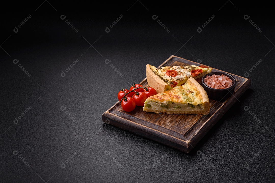 Fatias de pizza em uma mesa de concreto