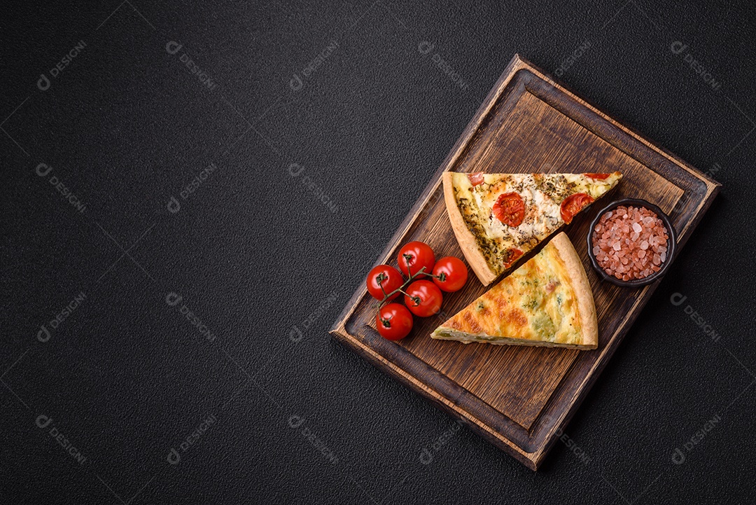 Fatias de pizza em uma mesa de concreto