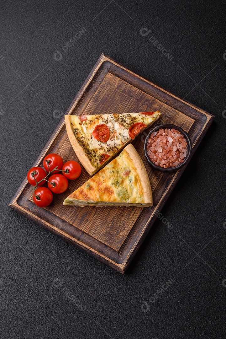 Fatia de pizza em uma mesa de concreto