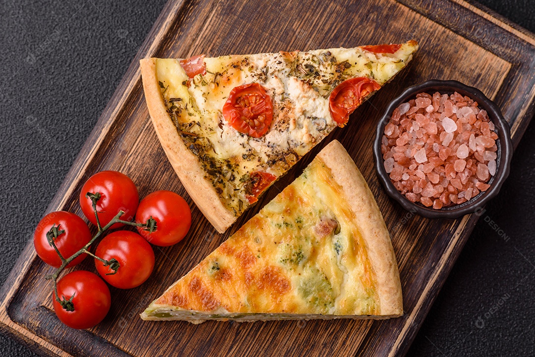 Fatia de pizza em uma mesa de concreto