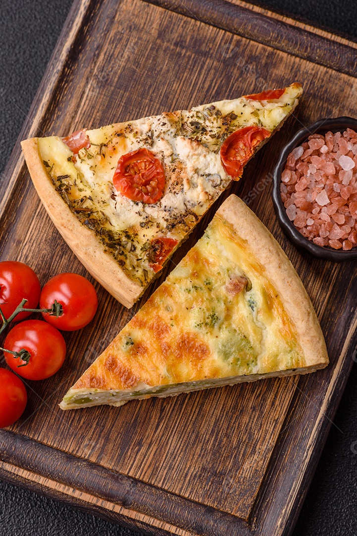 Fatia de pizza em uma mesa de concreto