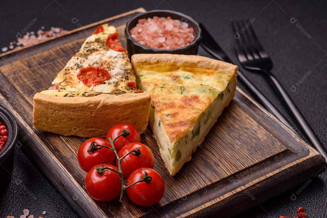 Fatia de pizza em uma mesa de concreto