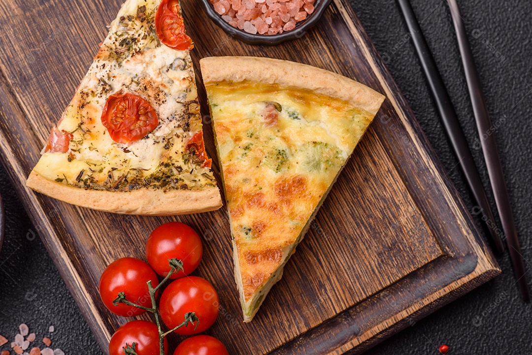 Fatia de pizza em uma mesa de concreto