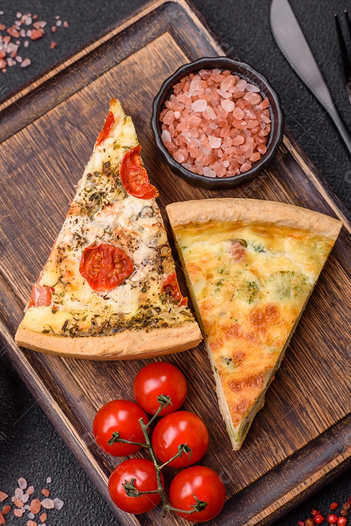 Fatia de pizza em uma mesa de concreto