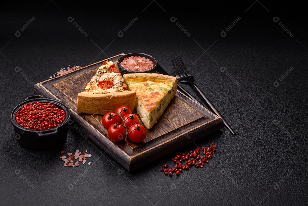 Fatia de pizza em uma mesa de concreto