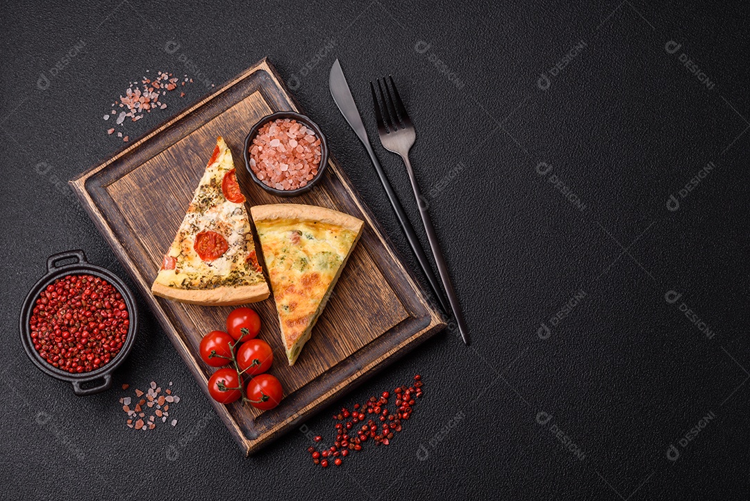 Fatia de pizza em uma mesa de concreto