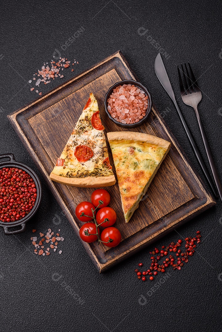 Fatias de pizza em uma mesa de concreto