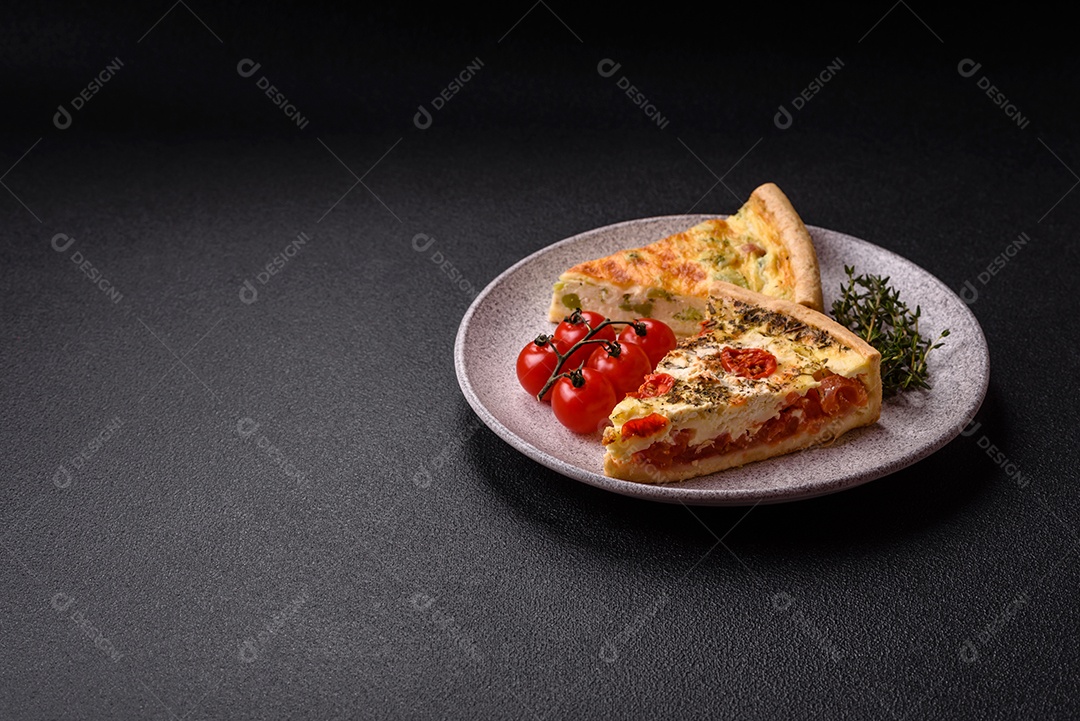 Fatia de pizza em uma mesa de concreto