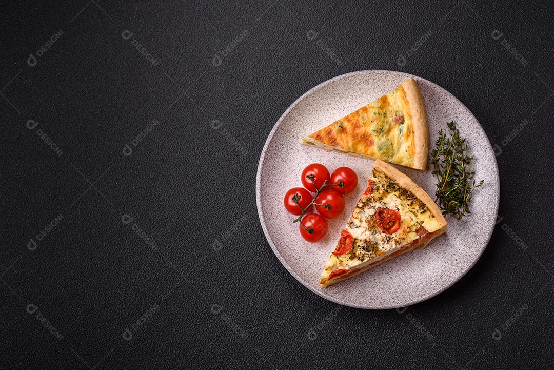 Fatia de pizza em uma mesa de concreto
