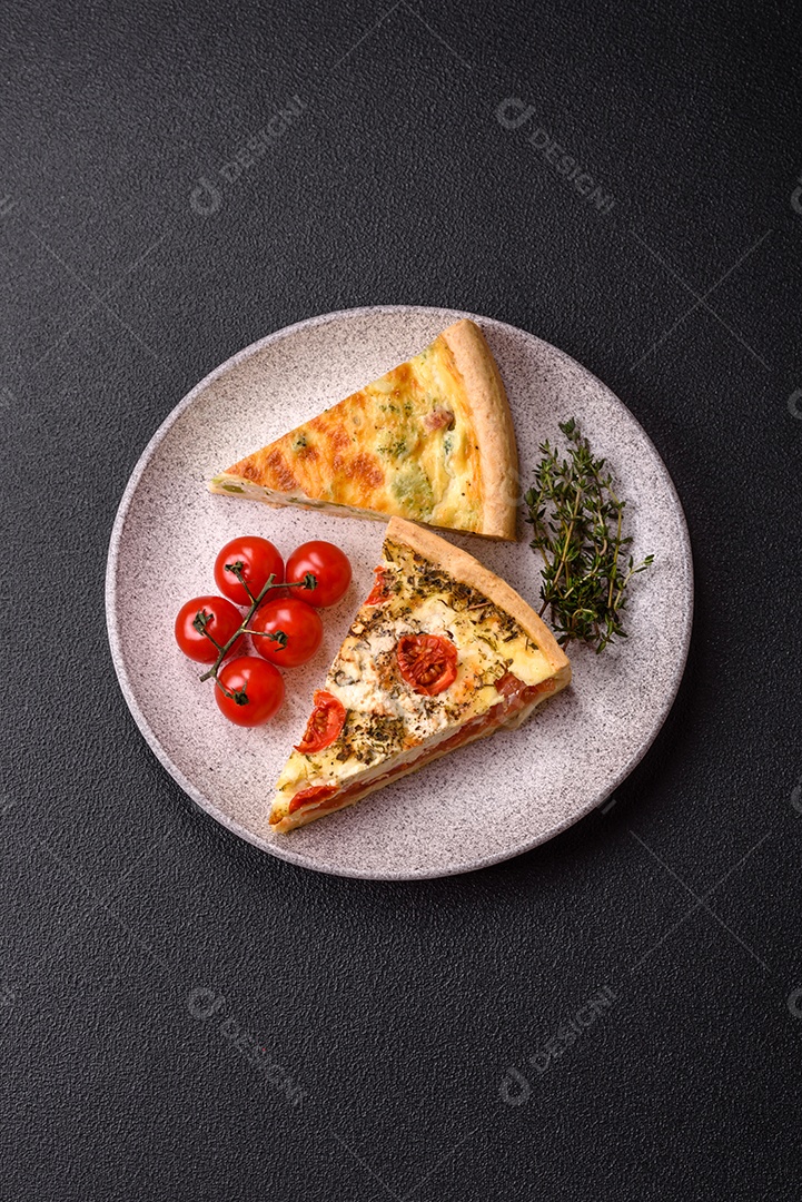 Fatia de pizza em uma mesa de concreto