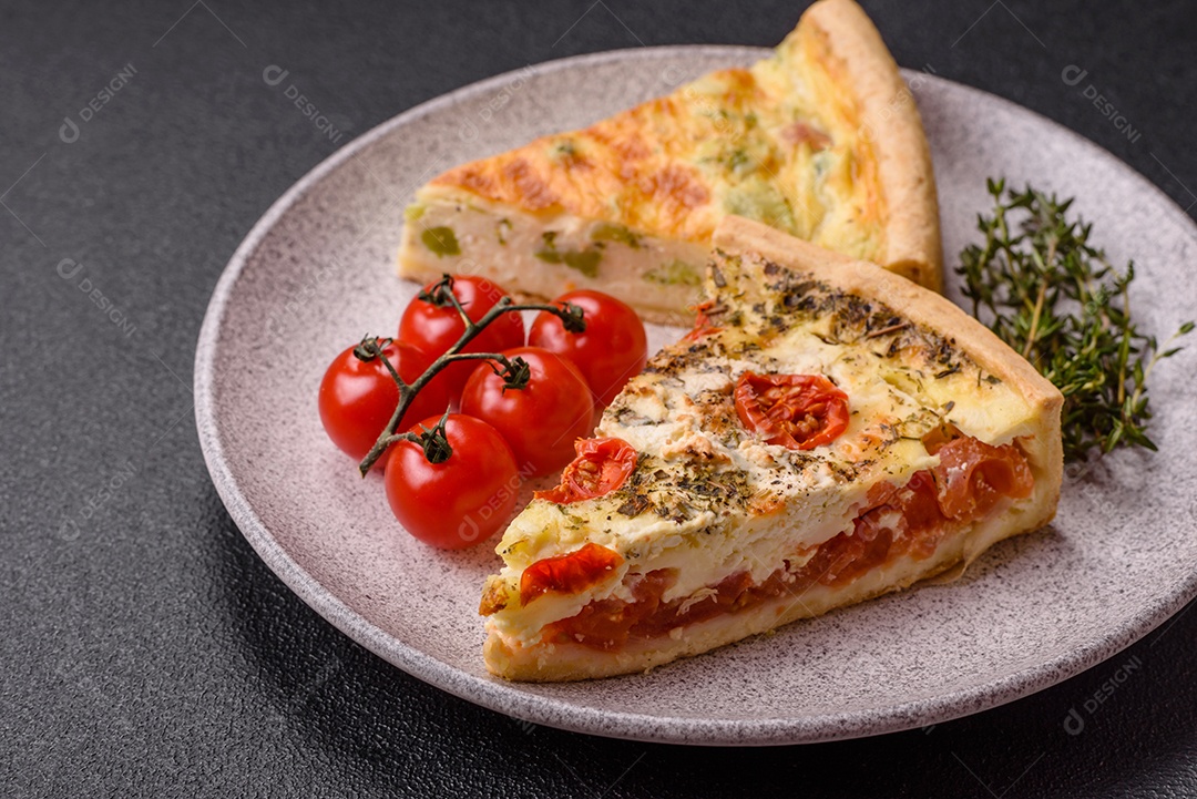 Fatia de pizza em uma mesa de concreto