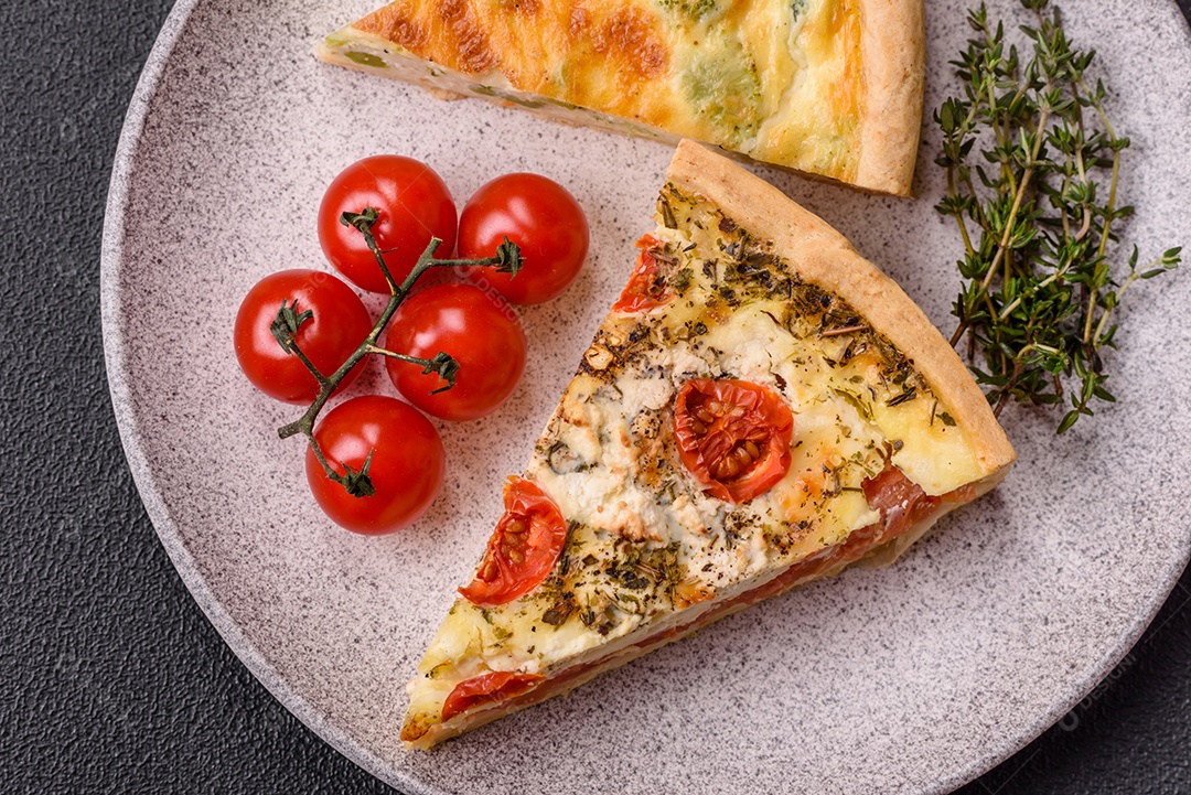 Fatia de pizza em uma mesa de concreto