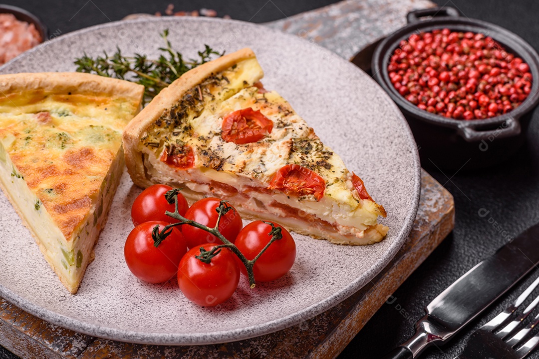Fatias de pizza em uma mesa de concreto