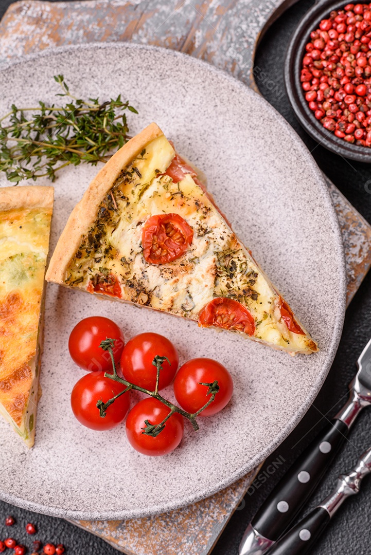 Fatia de pizza em uma mesa de concreto