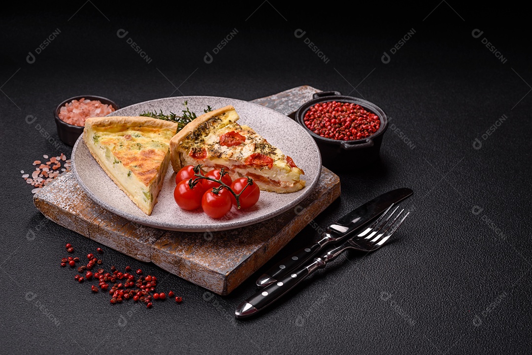 Fatia de pizza em uma mesa de concreto