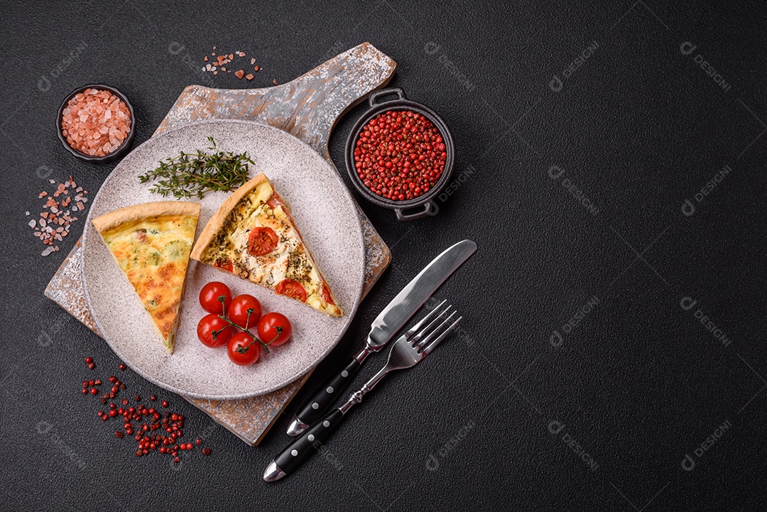 Fatia de pizza em uma mesa de concreto