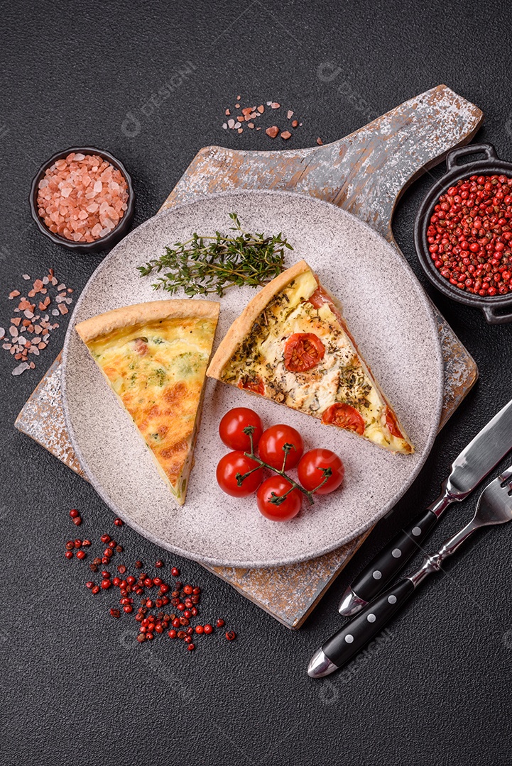 Fatia de pizza em uma mesa de concreto