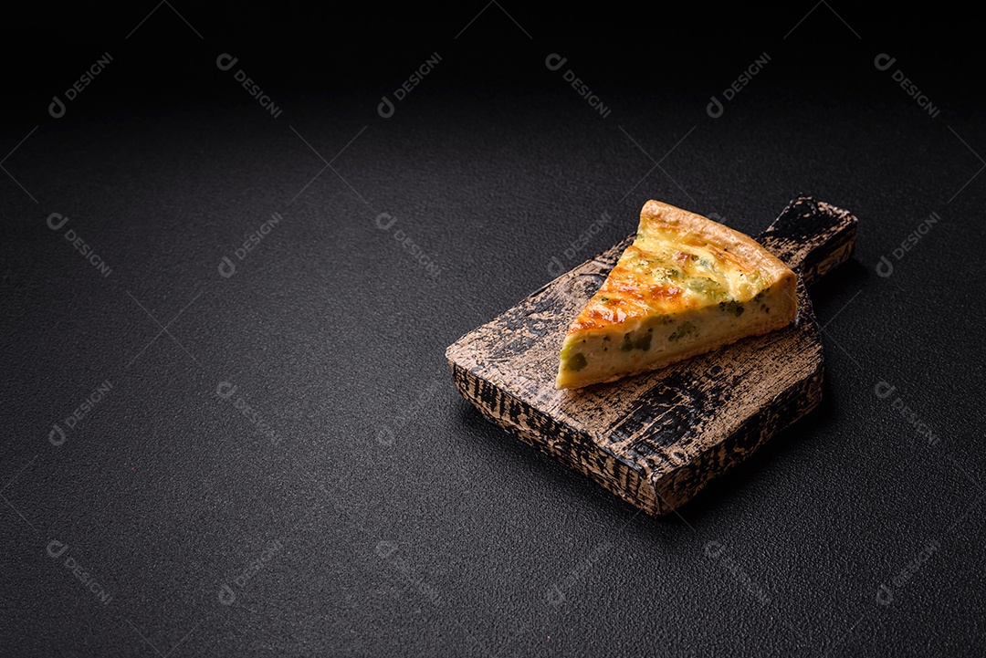 Fatia de pizza em uma mesa de concreto