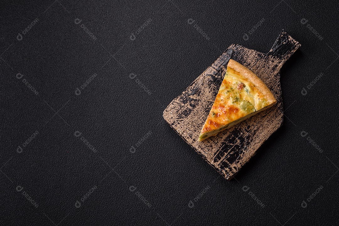 Fatia de pizza em uma mesa de concreto