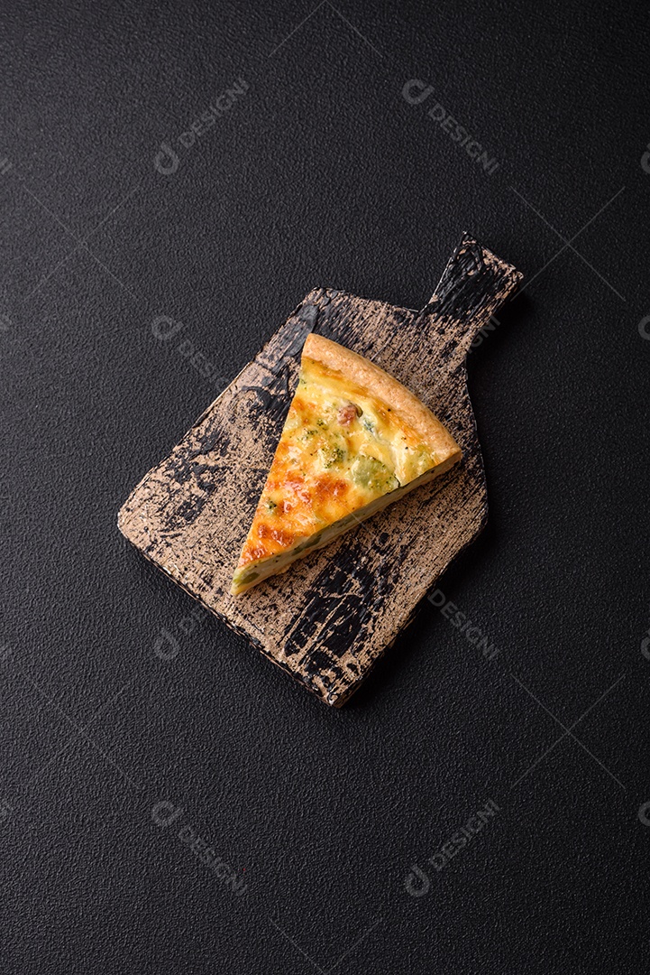 Fatia de pizza em uma mesa de concreto