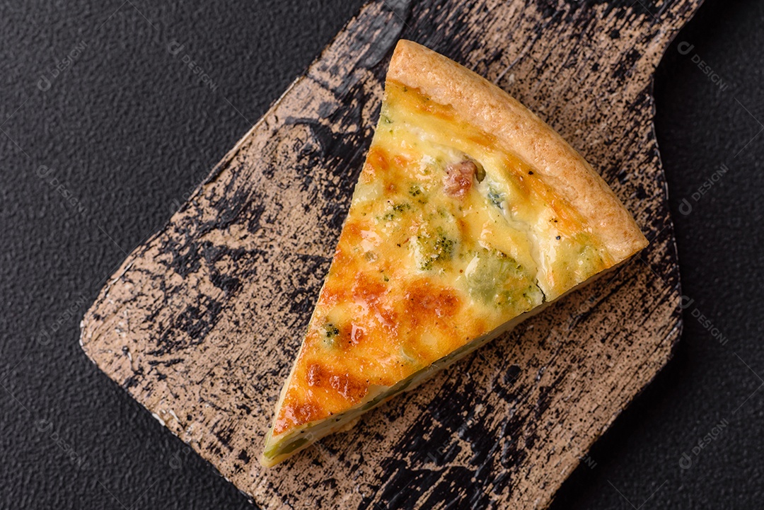 Fatia de pizza em uma mesa de concreto