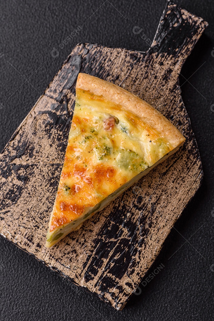 Fatia de pizza em uma mesa de concreto