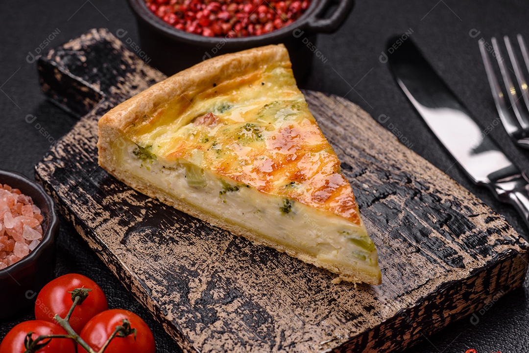 Fatia de pizza em uma mesa de concreto