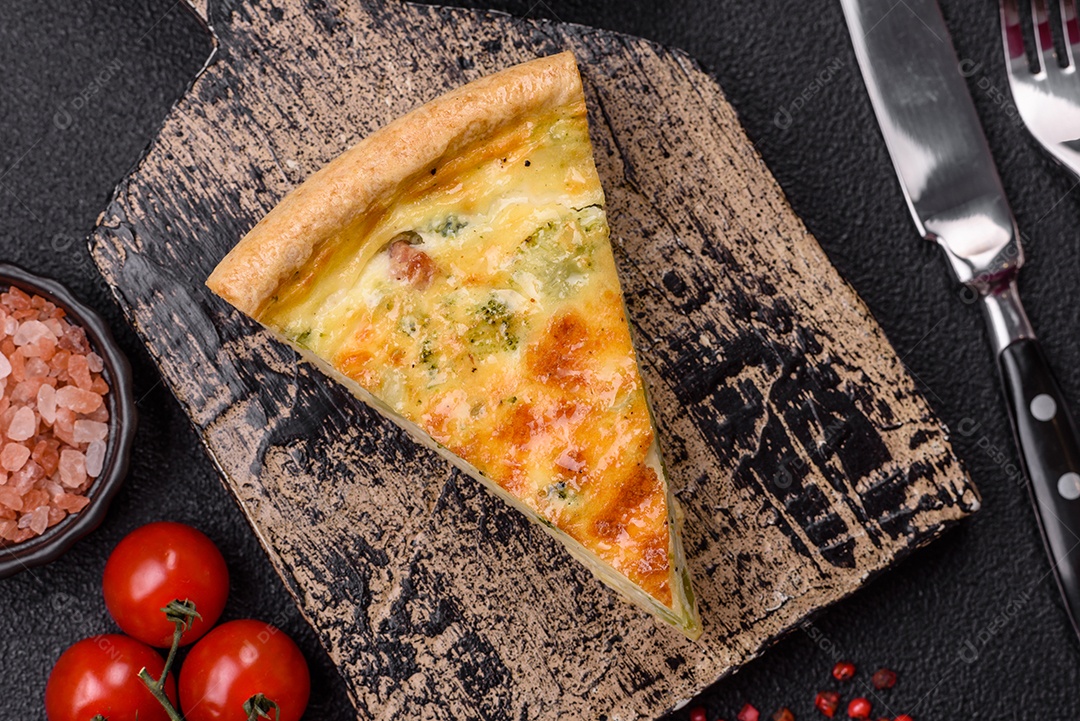 Fatia de pizza em uma mesa de concreto