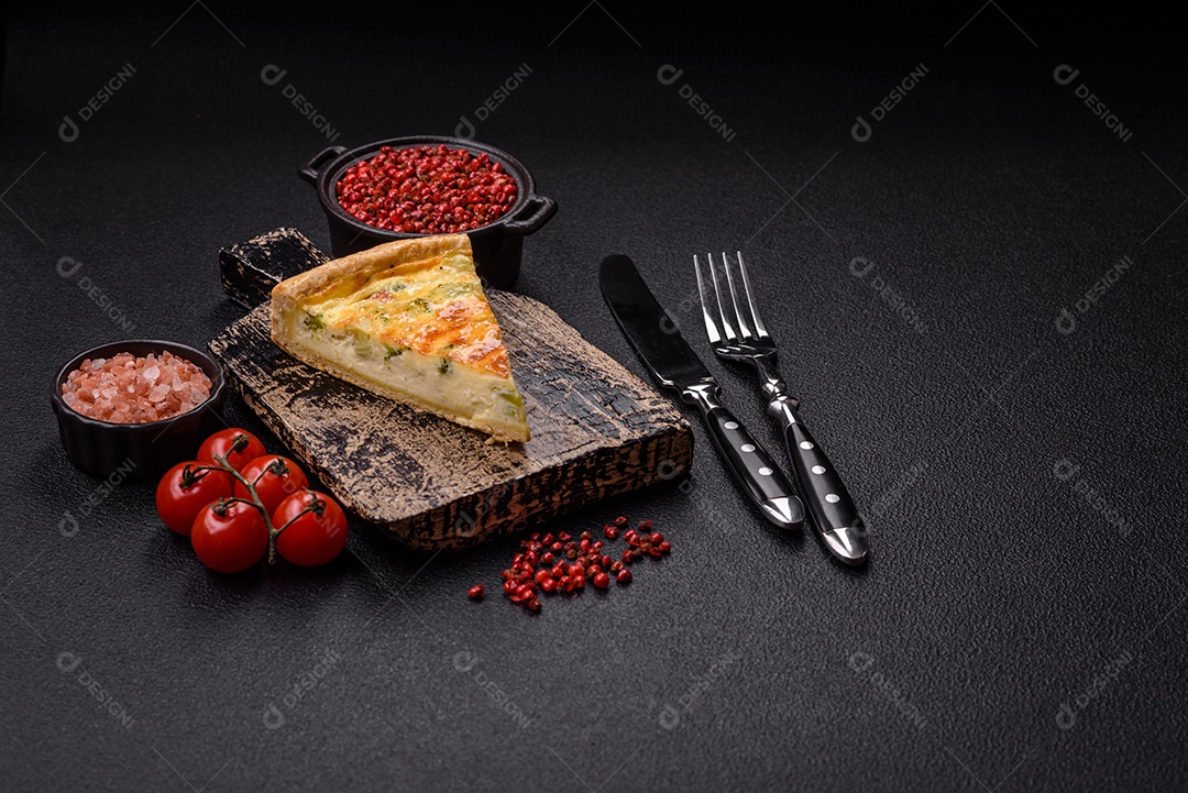 Fatia de pizza em uma mesa de concreto