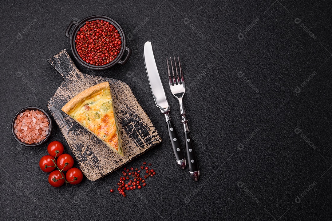 Fatia de pizza em uma mesa de concreto