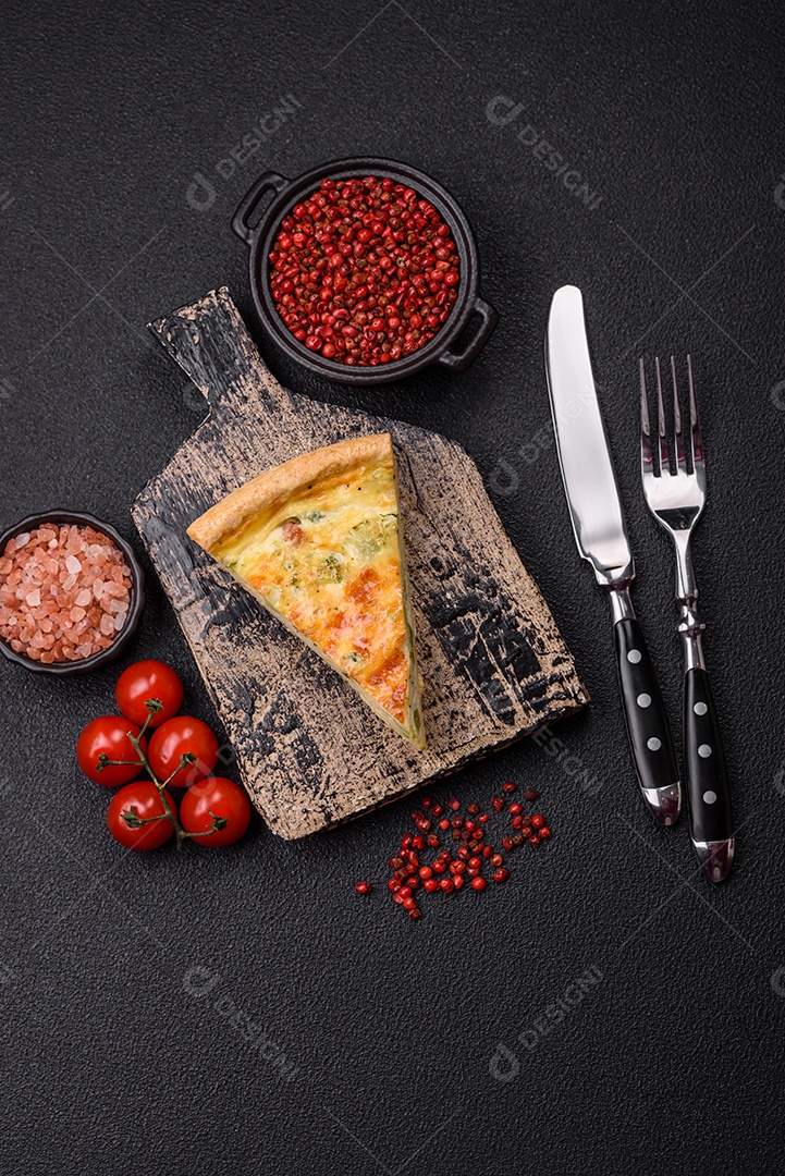Fatia de pizza em uma mesa de concreto