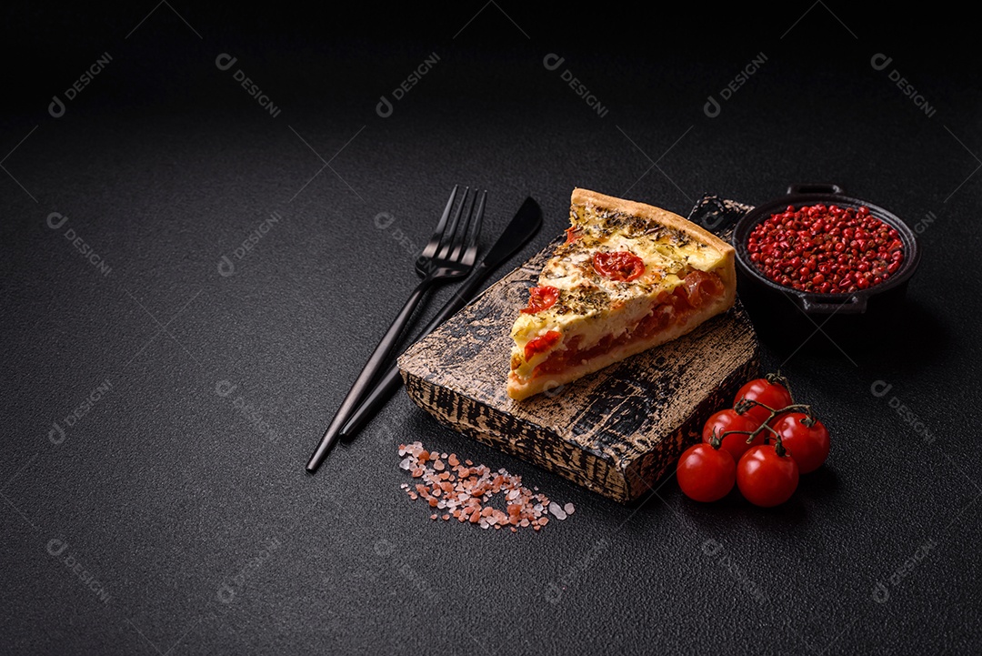 Fatia de pizza em uma mesa de concreto