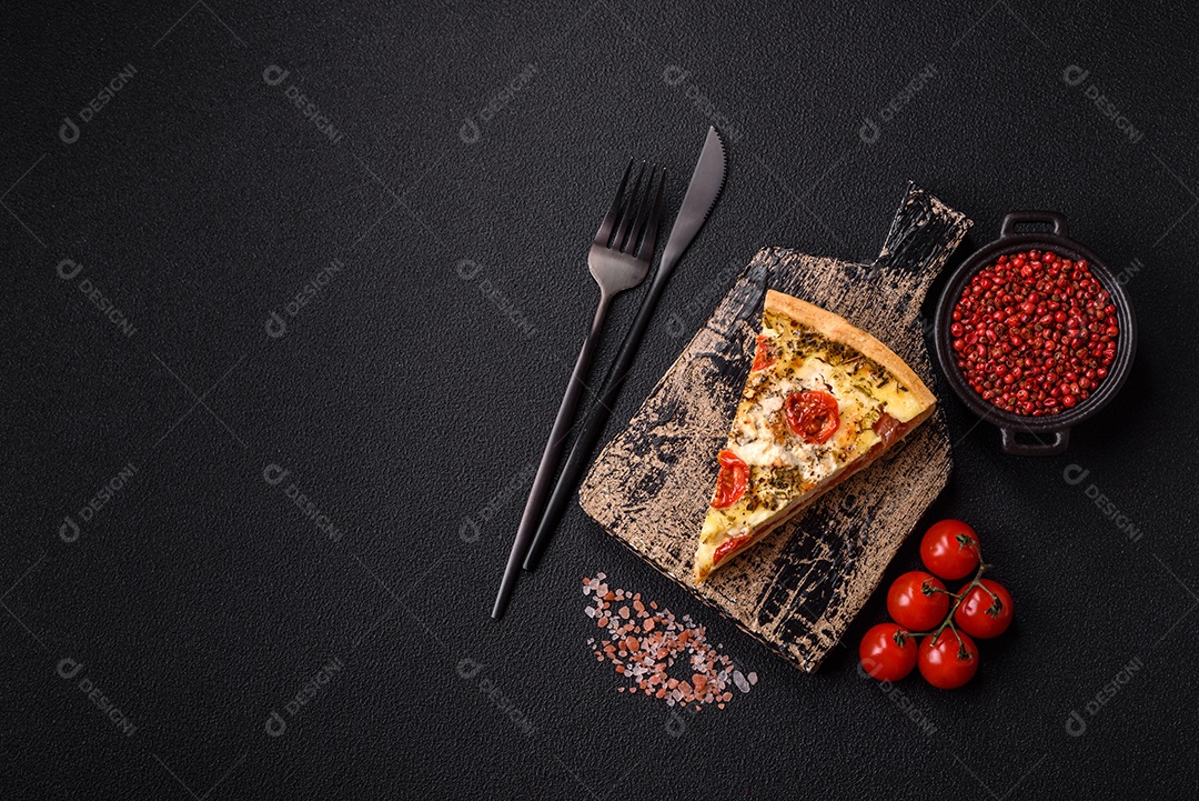 Fatia de pizza em uma mesa de concreto