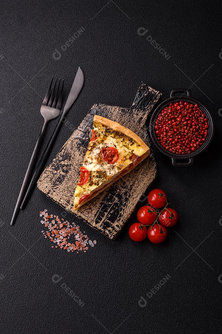 Fatia de pizza em uma mesa de concreto