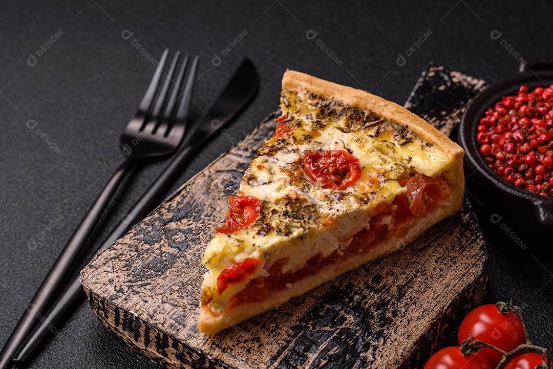 Fatia de pizza em uma mesa de concreto