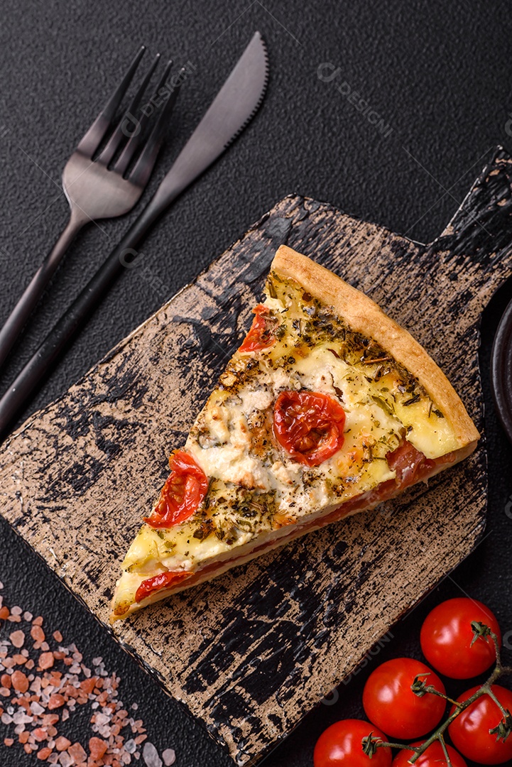 Fatia de pizza em uma mesa de concreto