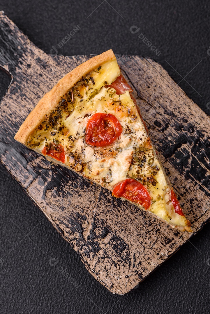 Fatia de pizza em uma mesa de concreto