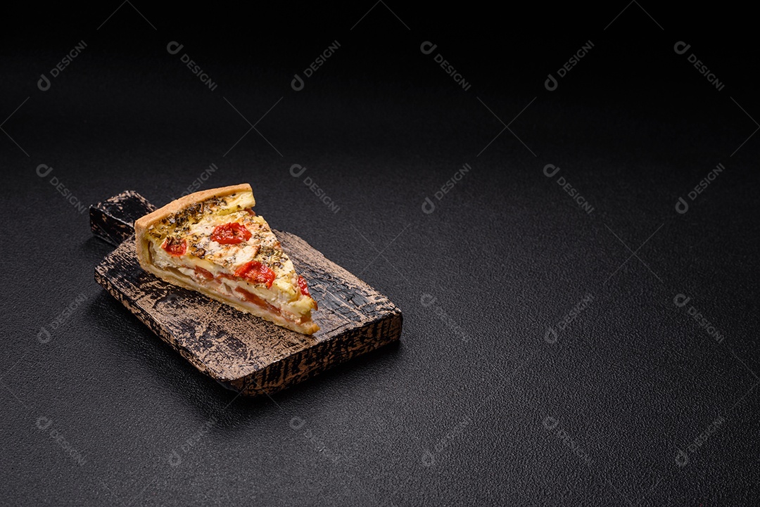 Fatia de pizza em uma mesa de concreto