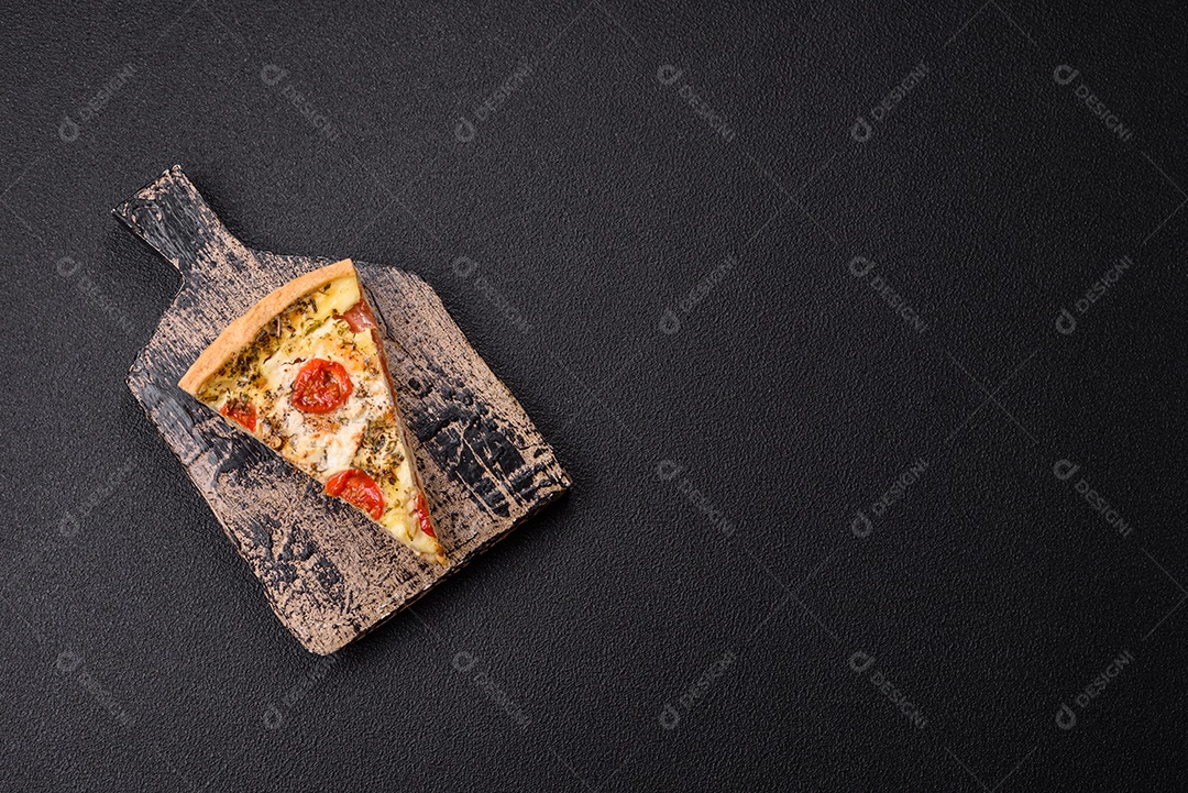Fatia de pizza em uma mesa de concreto