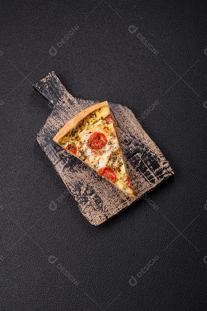 Fatia de pizza em uma mesa de concreto