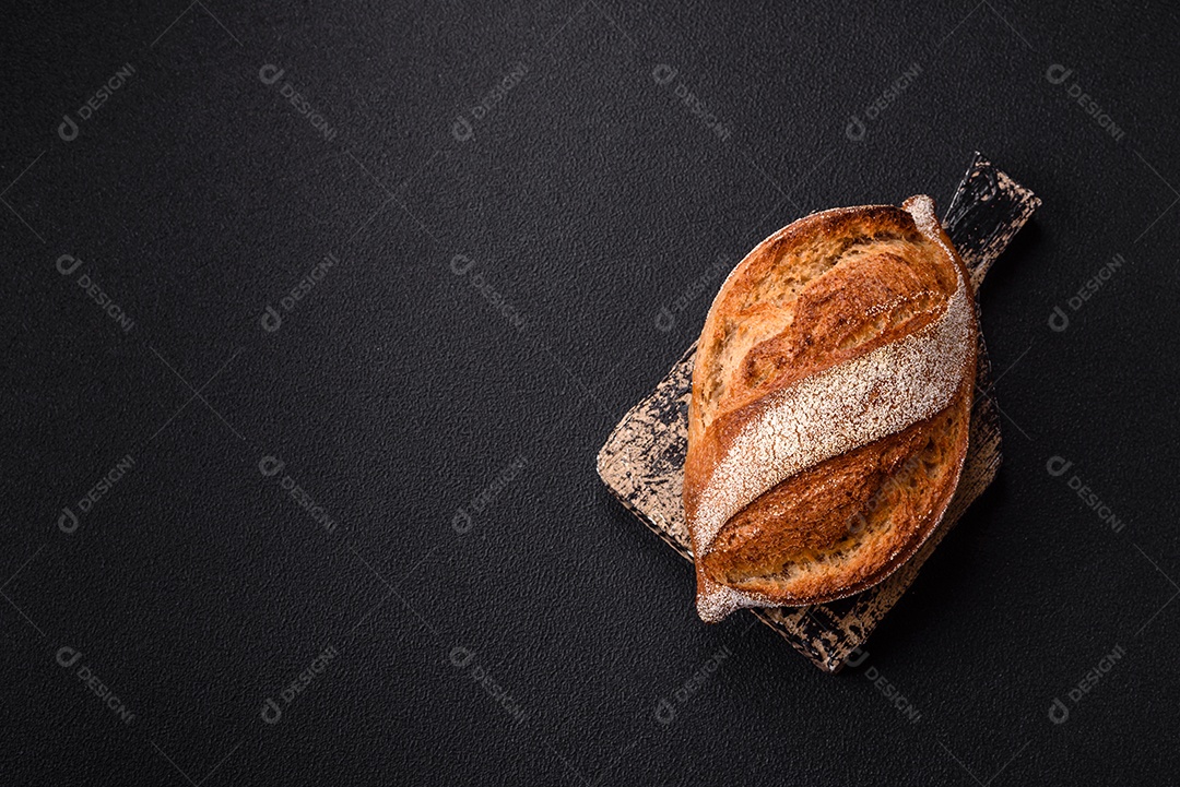 A imagem mostra um pão de fermentação natural, também conhecido como pão de levain ou sourdough