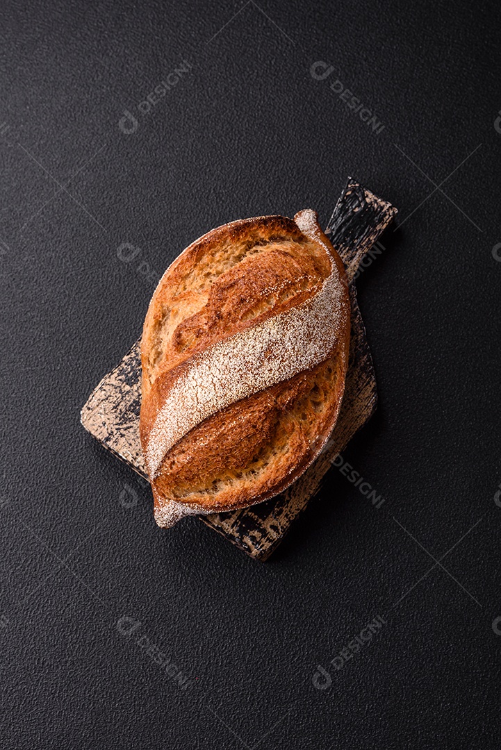 A imagem mostra um pão de fermentação natural, também conhecido como pão de levain ou sourdough