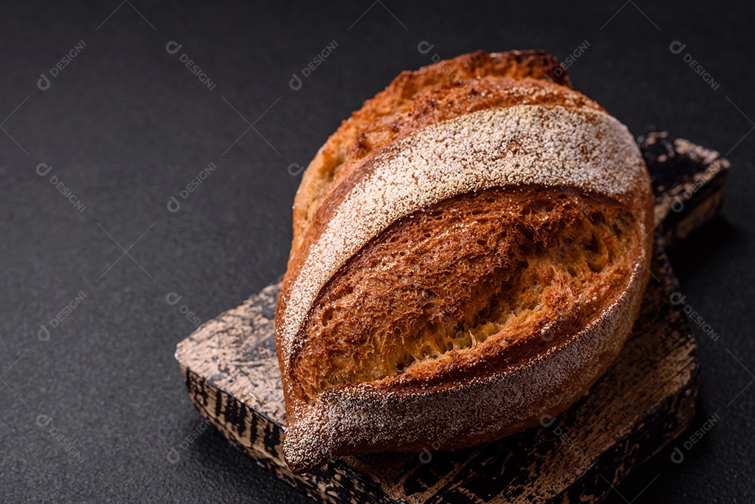 A imagem mostra um pão de fermentação natural, também conhecido como pão de levain ou sourdough