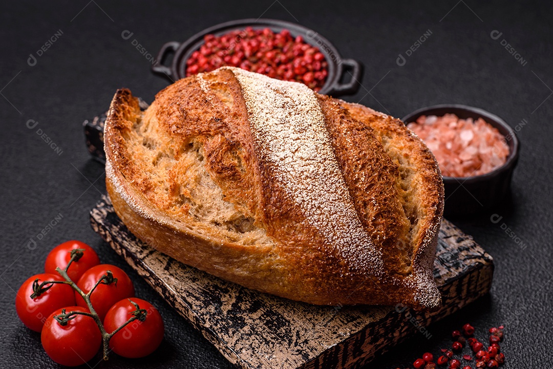A imagem mostra um pão de fermentação natural, também conhecido como pão de levain ou sourdough