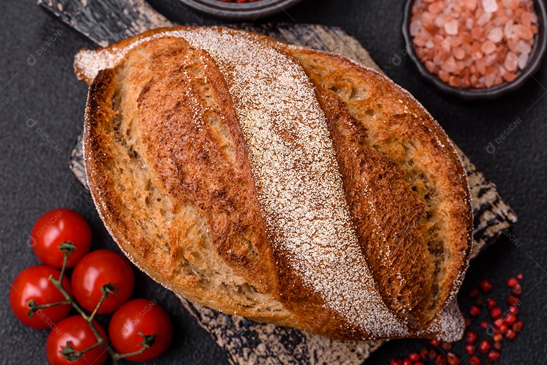 A imagem mostra um pão de fermentação natural, também conhecido como pão de levain ou sourdough