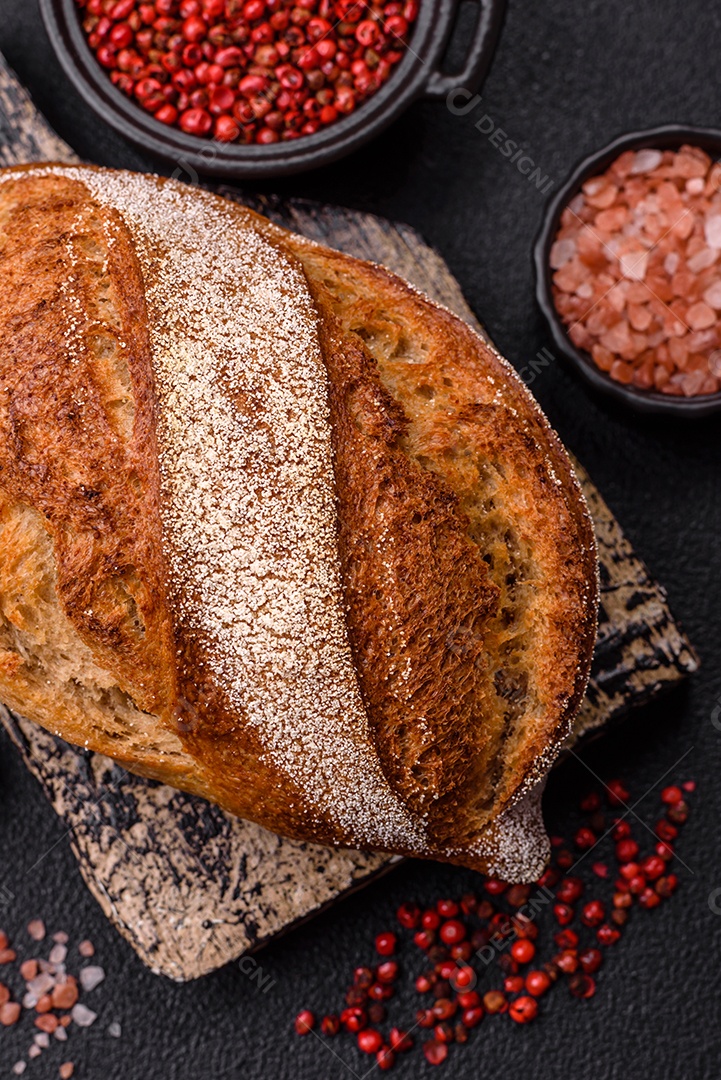 A imagem mostra um pão de fermentação natural, também conhecido como pão de levain ou sourdough
