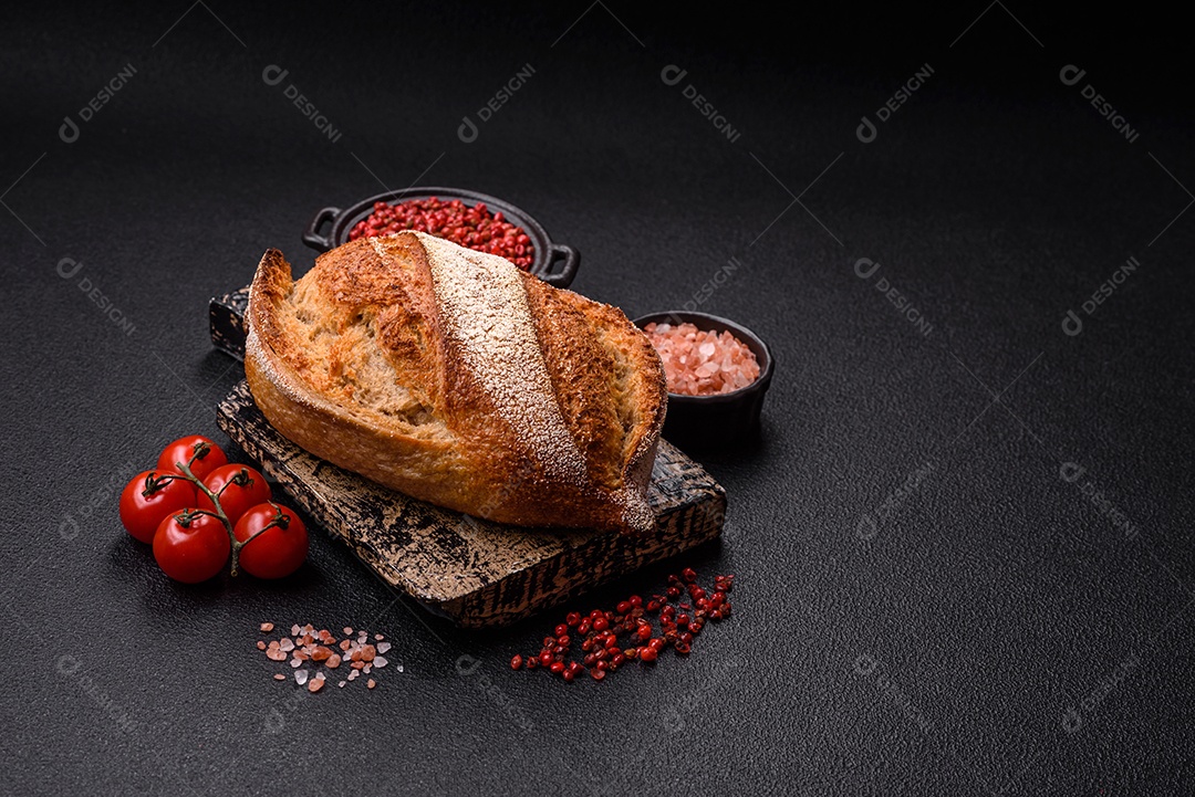 A imagem mostra um pão de fermentação natural, também conhecido como pão de levain ou sourdough