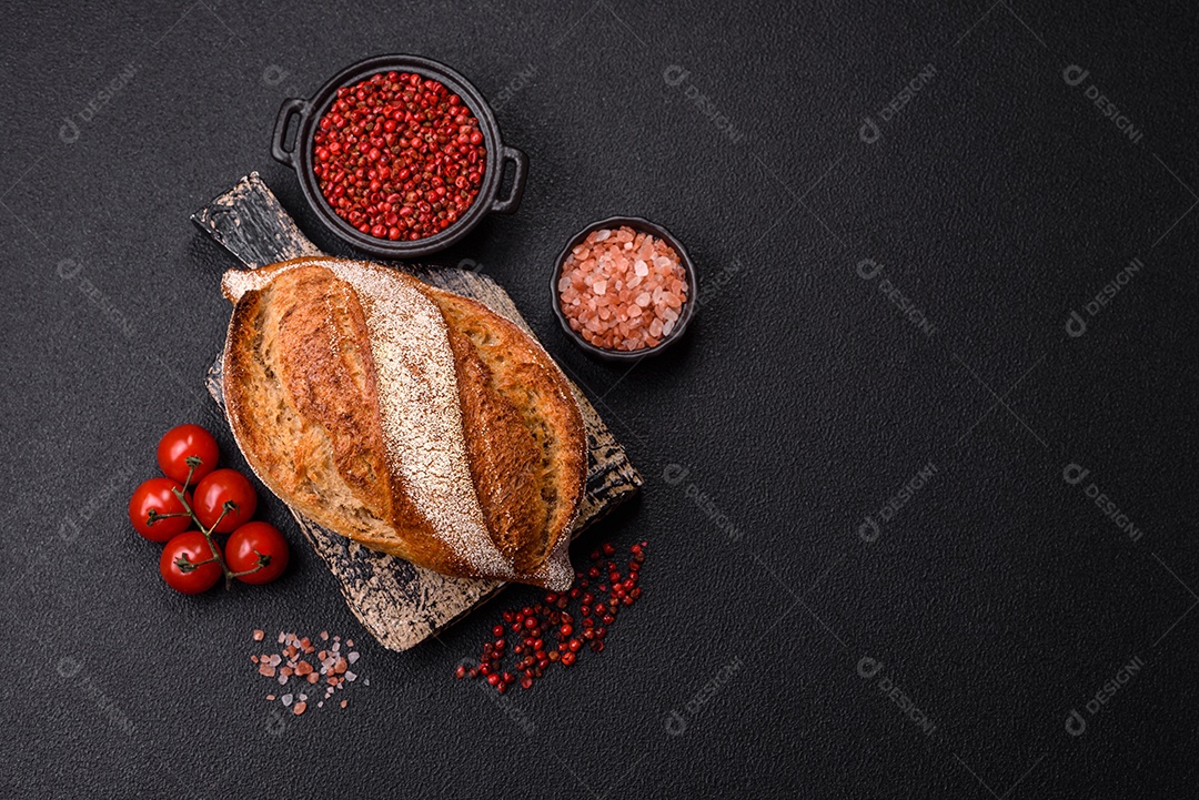 A imagem mostra um pão de fermentação natural, também conhecido como pão de levain ou sourdough